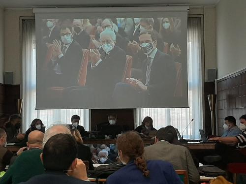 Inaugurazione dell’Anno accademico dell’Università di Trieste visto dalla Sala Stampa posta in Aula Bachelet. Da destra a sinistra il Presidente della Repubblica Sergio Mattarella, il governatore del Friuli Venezia Giulia Massimiliano Fedriga e il ministro delle Politiche agricole alimentari e forestali Stefano Patuanelli